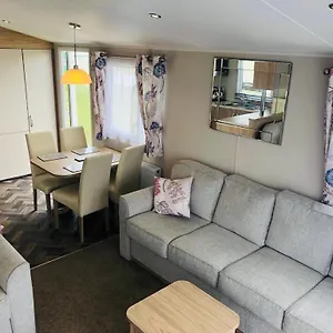 3 Bedroom Beautiful Caravan At Sand Le Mere Holiday Village , Tunstall (East Riding of Yorkshire) United Kingdom